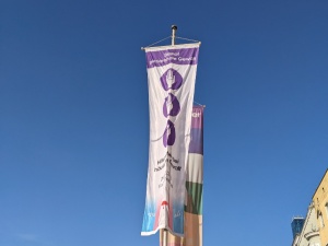 Fahnenhissen gegen Gewalt gegen Frauen