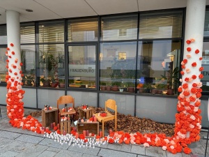 Installation: Andenken an die Femizidopfer von 2025