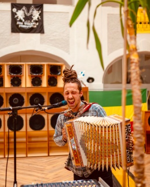 Beda mit Palme, Rocky Leon