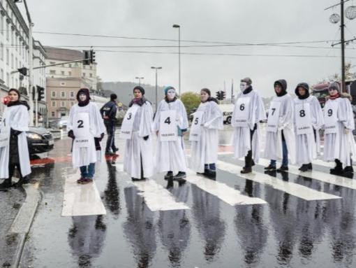 Brückenaktion – Kundgebung gegen Gewalt gegen Frauen