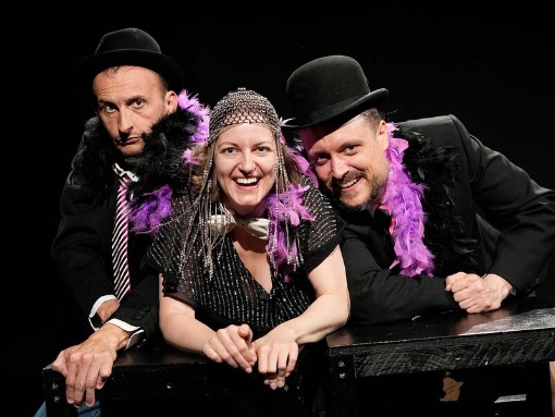 Einsam. Zweisam. Dreisam.