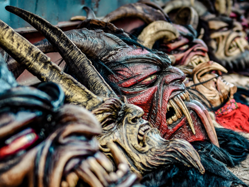 Linzer Perchten im Klosterhof