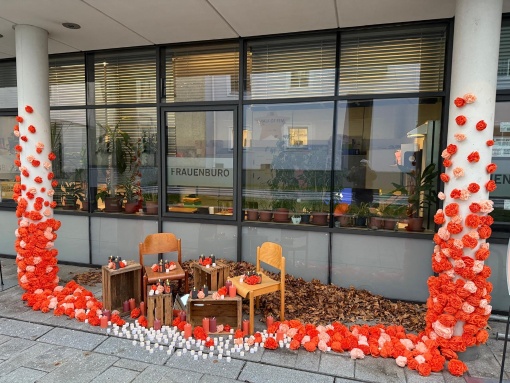 Installation: Andenken an die Femizidopfer von 2025