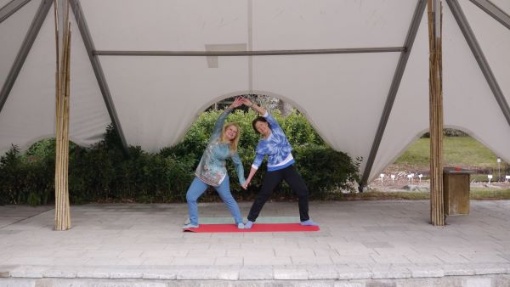 Yoga unter Palmen – Yoga zu zweit