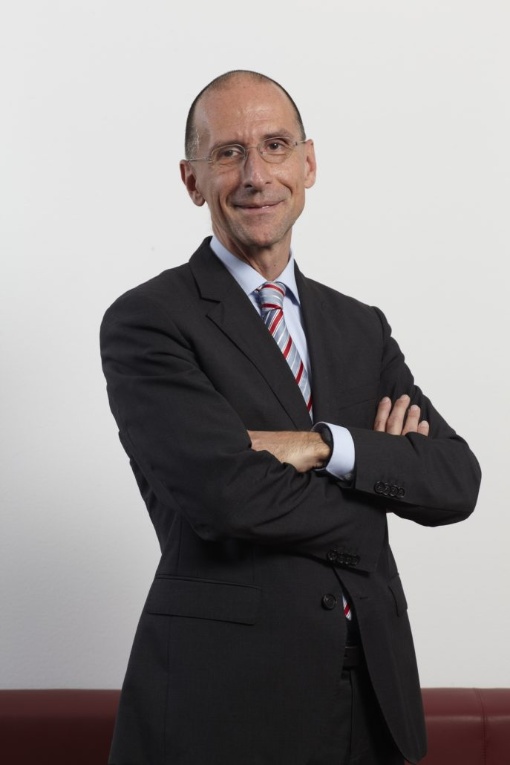 Wie wirken manipulierte Informationen und Deepfakes auf die Gesellschaft und den demokratischen Prozess?