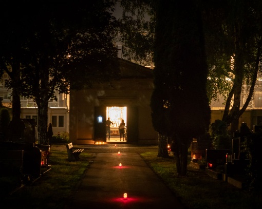 Rundgang im Kerzenlicht am dunklen Friedhof (Lange Nacht der Kirchen)
